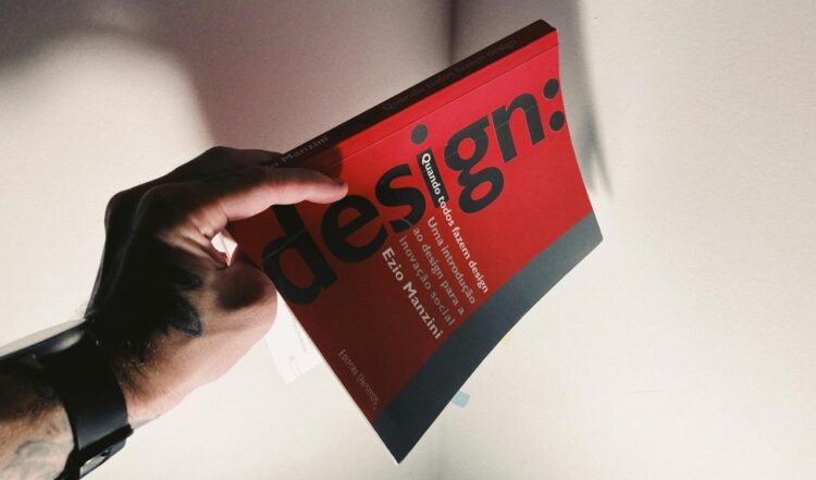 seseorang memegang buku di tangan mereka